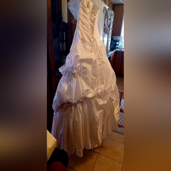 Wedding dress  size 8/6. Marked 8 Lace up back. - Picture 7 of 11